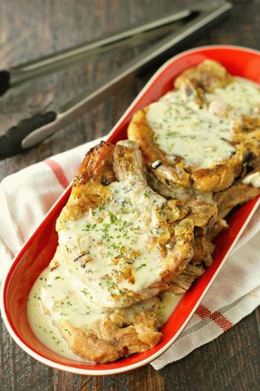 Foto di una cotoletta alla caccia impanata con salsa di funghi