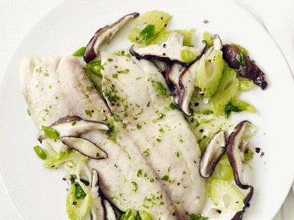 Foto di pesce persico al forno con erbe