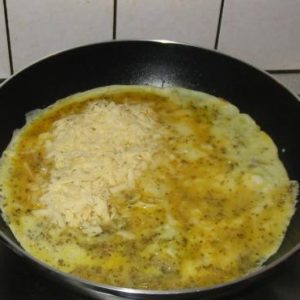 Frittata con formaggio ed erbe aromatiche