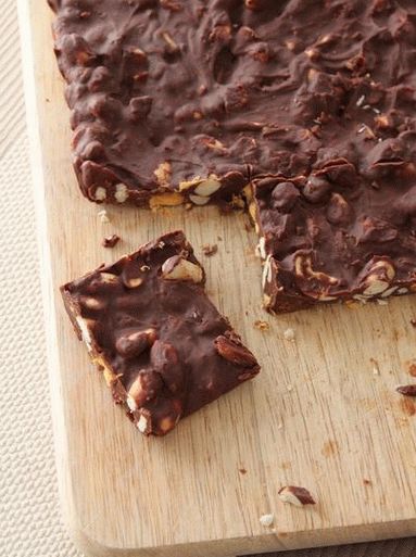 Foto barrette di noce con cioccolato e caramello poroso