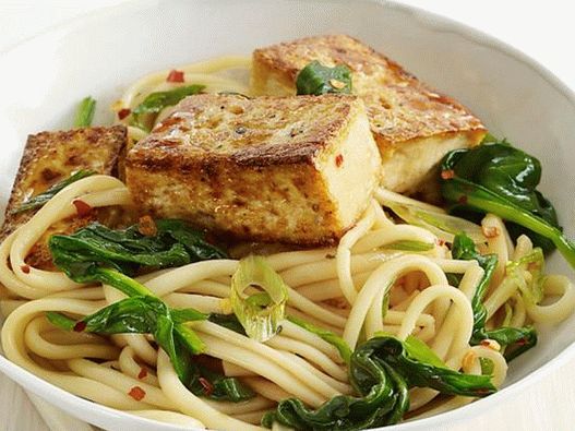 Piatti fotografici - spaghetti asiatici con tofu