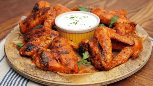 Foto di ali di pollo piccanti alla griglia