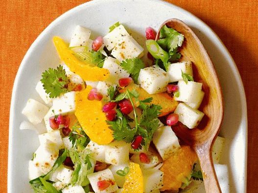 Foto piccante insalata di hikama con salsa agli agrumi e melograno