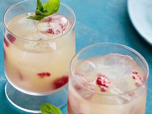 Foto rinfrescante cocktail di ananas-lampone con rum