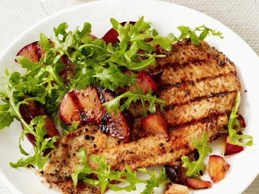 Foto di costolette di tacchino con insalata di prugne grigliata