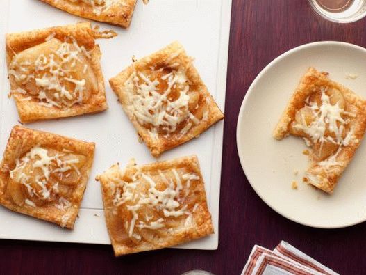 Foto sbuffi aperti con formaggio e pere