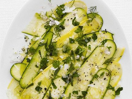 Foto carpaccio di verdure di zucchine e zucchine gialle