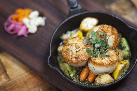 Foto Insalata di verdure con capesante fritte e alghe Foto Insalata di verdure con capesante fritte e alghe