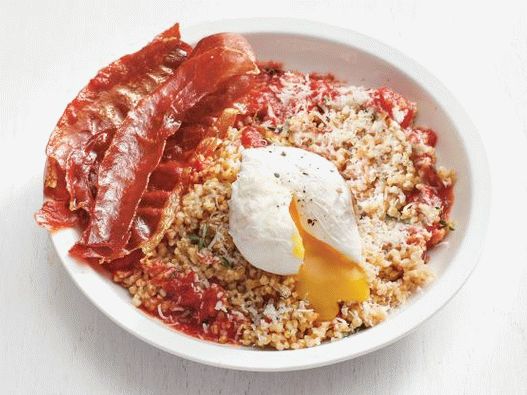 Foto farina d'avena su brodo di pollo con uova in camicia