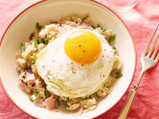 Foto farina d'avena con prosciutto, uova fritte e formaggio