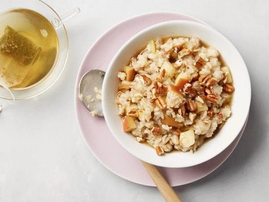 Foto farina d'avena con mele e noci in 10 minuti