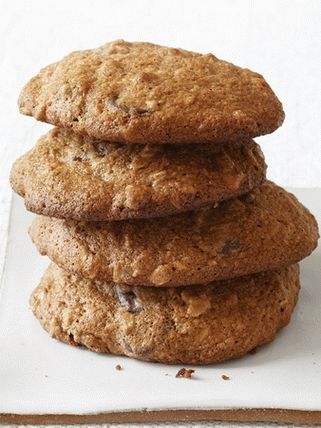 Foto biscotti di farina d'avena con cioccolato, uvetta e noci