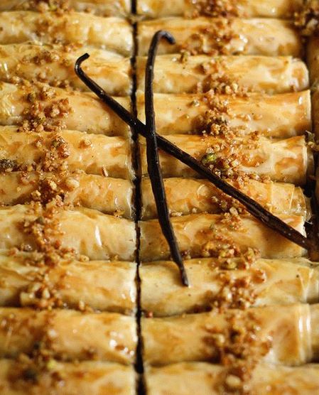 Foto di Baklava sotto forma di rotoli