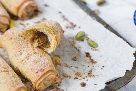 Foto di Baklava sotto forma di rotoli