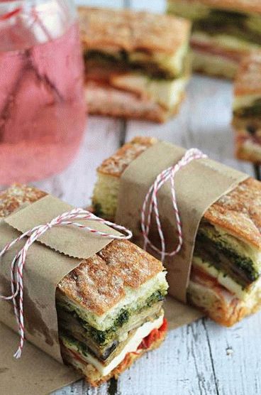 Foto di Panini con prosciutto spagnolo e pesto Foto di Panini con prosciutto spagnolo e pesto