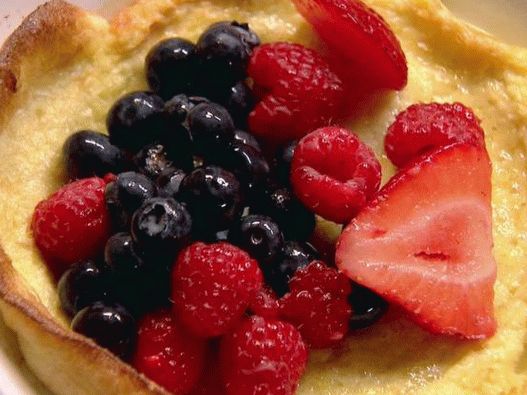 Foto di Pancake al latte con tre tipi di bacche