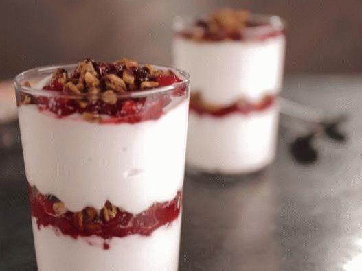 Foto di parfait con yogurt, muesli e mirtilli rossi