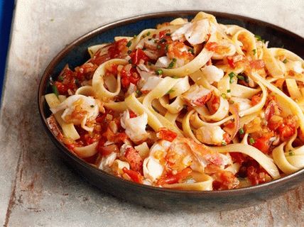 Fettuccine fotografiche con aragoste, pomodori e zafferano