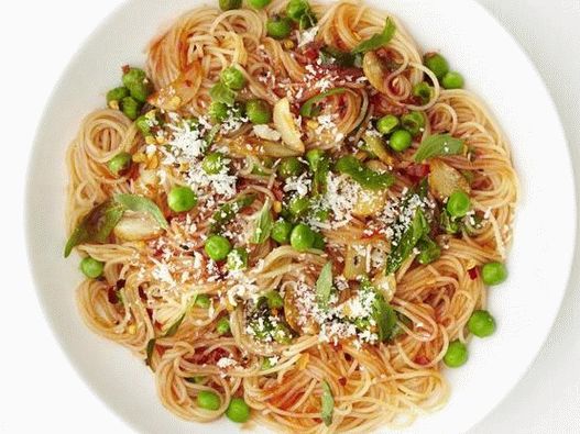 Foto di cappellini di pasta all'aglio e salsa di pomodoro con piselli