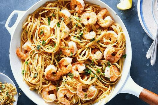 Foto di linguine con gamberi e olio di limone