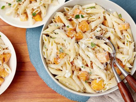 Foto penne con zucca noce moscata e formaggio di capra