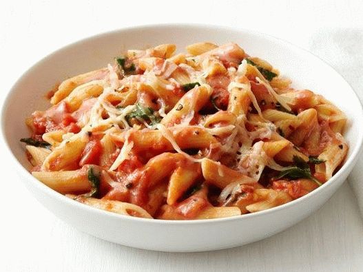 Foto penne al pomodoro e vodka