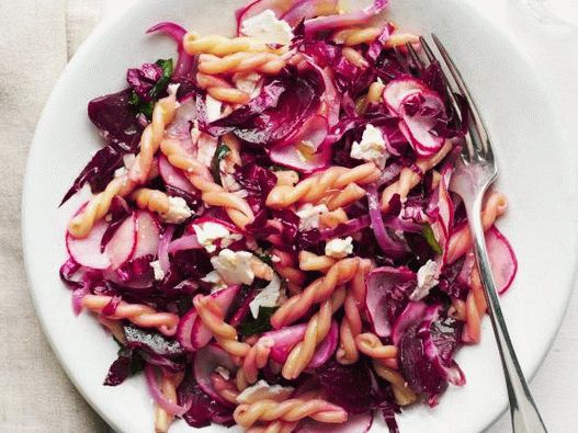 Foto di Pasta primavera con barbabietole, ravanelli e radicchio