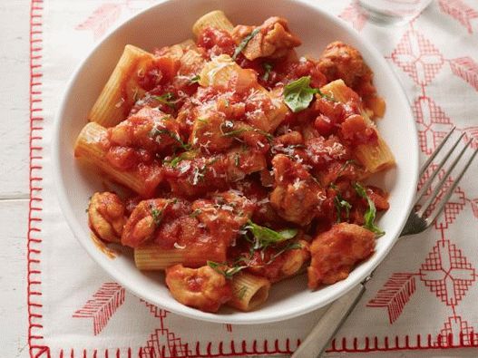 Foto di rigatoni con pollo e salsa di pomodoro