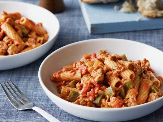 Foto di rigatoni con salsicce di pollo in salsa piccante di vodka