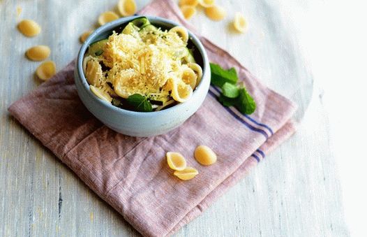 Foto di pasta con zucchine e limone
