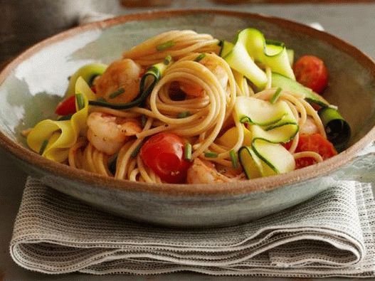 Foto di Pasta con gamberi e nastri di zucchine