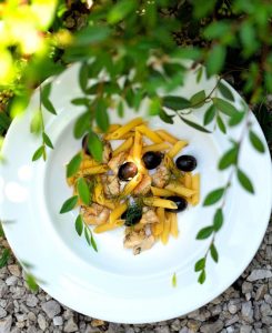 Pasta con spezzatino e coniglio