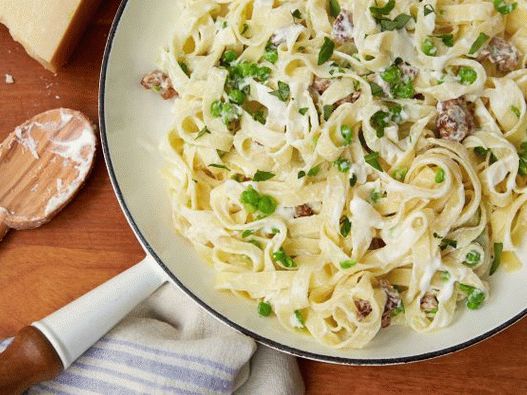 Foto di tagliatelle con salsiccia italiana in salsa di formaggio