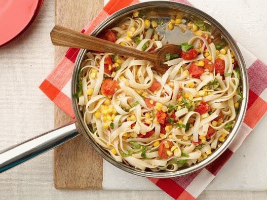 Foto di tagliatelle al mais e pomodorini