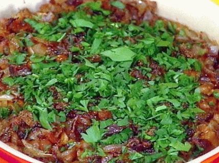 Foto di fagioli al forno con pancetta e cipolla rossa