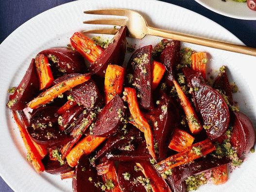 Foto di carote e barbabietole al forno con pesto di noci pecan