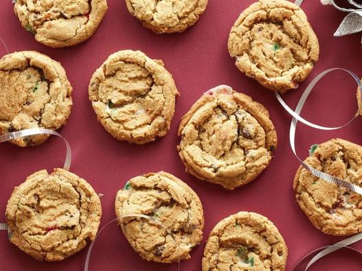 Biscotti fotografici con pezzi di cioccolato e caramello