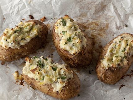 Foto Patate al forno ripiene di purea di aglio e cipolla