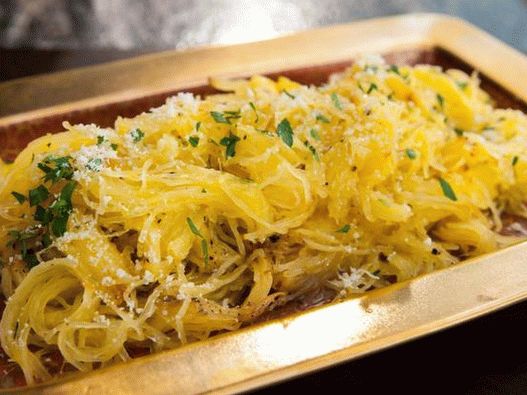 Zucca di spaghetti al forno con parmigiano e olio al tartufo