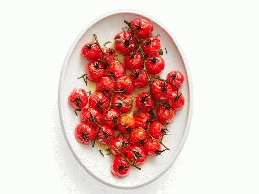 Foto di pomodori al forno su un ramo