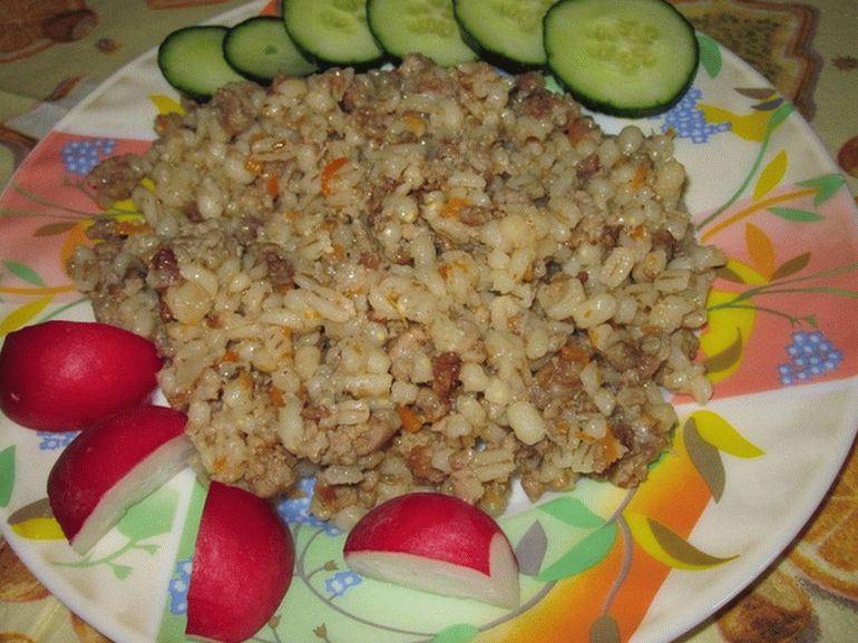 Porridge d'orzo con carne macinata