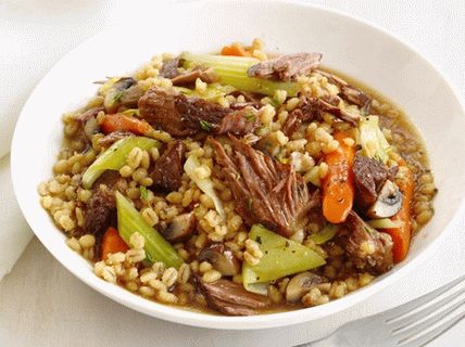 Foto porridge di orzo perlato con carne di manzo