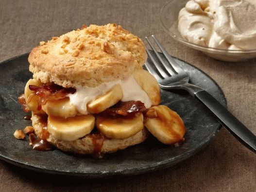 Biscotti frollini fotografici con pancetta, caramello e crema di arachidi cremosa