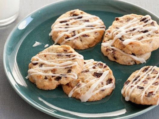 Biscotti frollini con glassa, mandorle e ciliegie secche