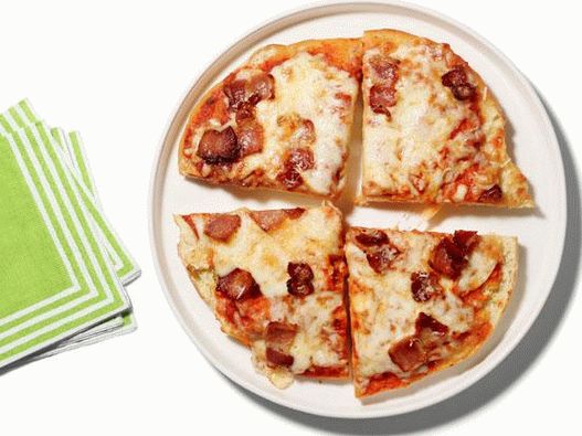 Foto Pizza con pancetta e tre tipi di formaggio