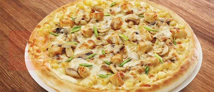 Pizza con pollo e funghi