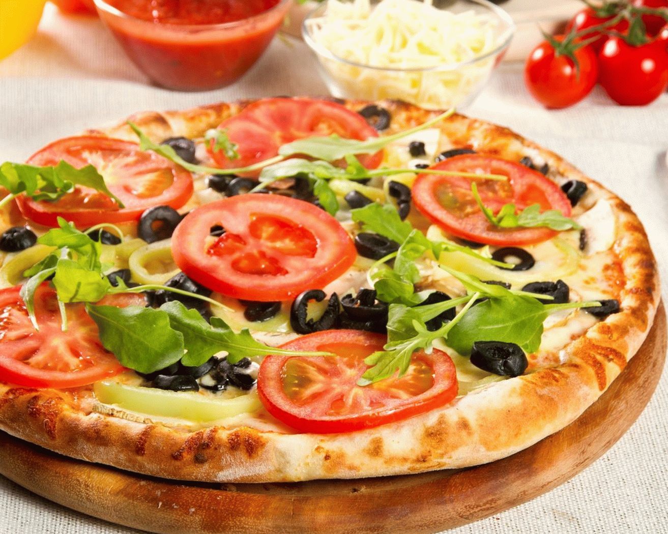 Pizza con verdure e formaggio