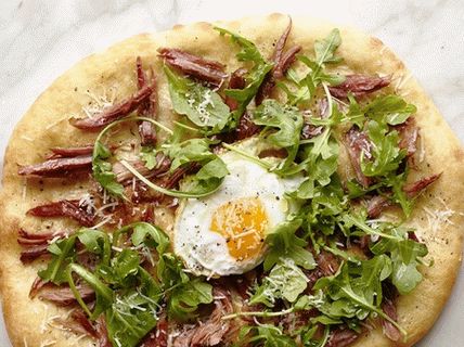 Foto Pizza con anatra confit e uova fritte