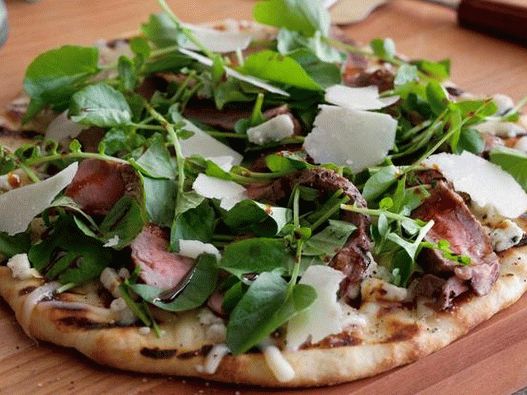 Photo Pizza con bistecca di New York, gorgonzola e glassa balsamica