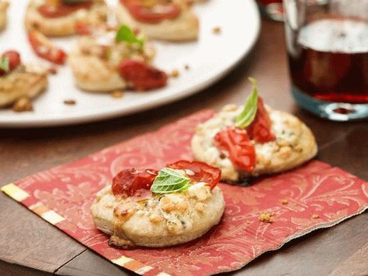 Foto di Pizza con gorgonzola, pomodori e basilico